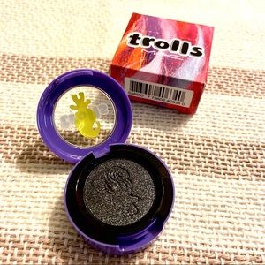 MAC Cosmetics Trolls Eye Shadow in Black Tied